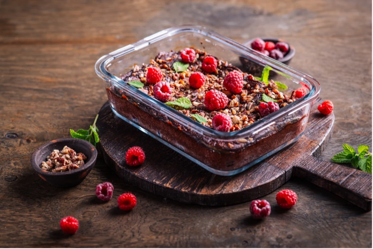 brownie z malinami i orzechami 